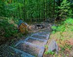 Path down to fire pit in Vacation Rental 